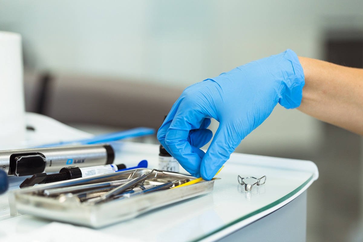 na-czym-polega-zabieg-resekcji-wierzcholka-korzenia-zeba