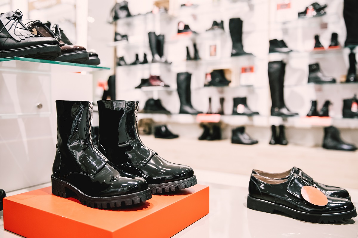 sklep-z-butami-oświetlenie-sklepowe