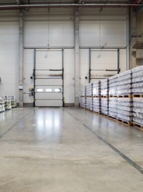 Kwestie prawne związane z posiadaniem hali magazynowej - co warto wiedzieć przed podjęciem decyzji