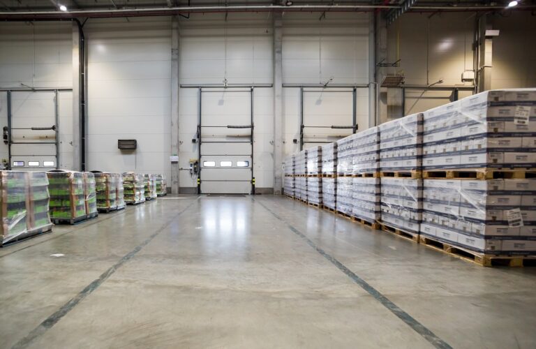 Kwestie prawne związane z posiadaniem hali magazynowej - co warto wiedzieć przed podjęciem decyzji