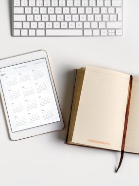 Zalety kalendarzy reklamowych – skuteczna promocja marki przez cały rok